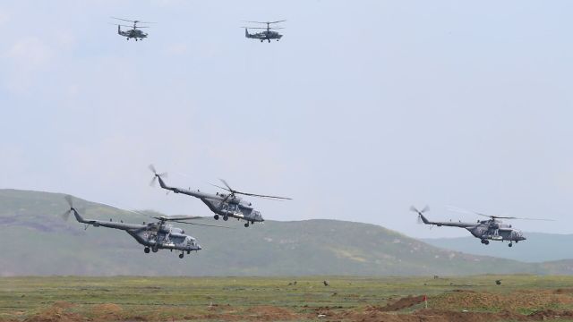 Вертолеты Ми-8 и Ка-52 во время масштабных учений войск Южного военного округа и ВДВ на полигоне "Опук" в Крыму