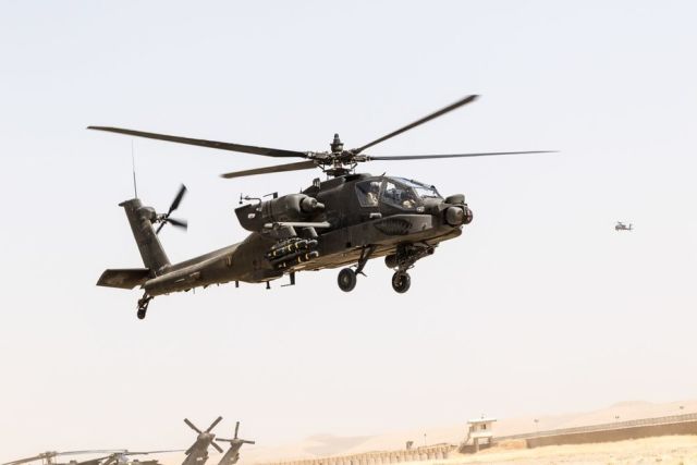 Вертолёт AH-64 Apache.