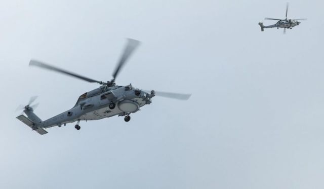 Вертолёты Sikorsky MH-60R Seahawk.