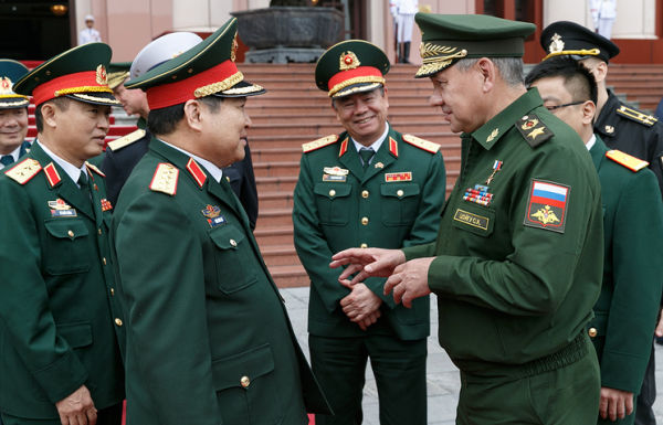 Вьетнама Нго Суан Лить (второй слева) и Сергей Шойгу (справа)