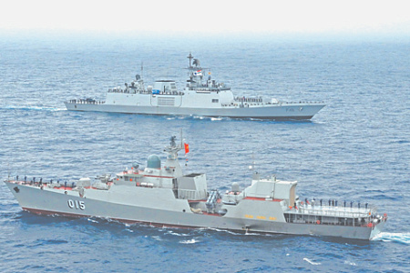 Вьетнамский корвет проекта 11661Э (на переднем плане) и индийский фрегат типа Shevalik участвовали в морских учениях в мае 2023 года. Фото с сайта www.qdnd.vn