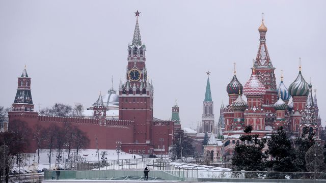 Вид из парка "Зарядье" на Покровский собор и Спасскую башню Московского Кремля