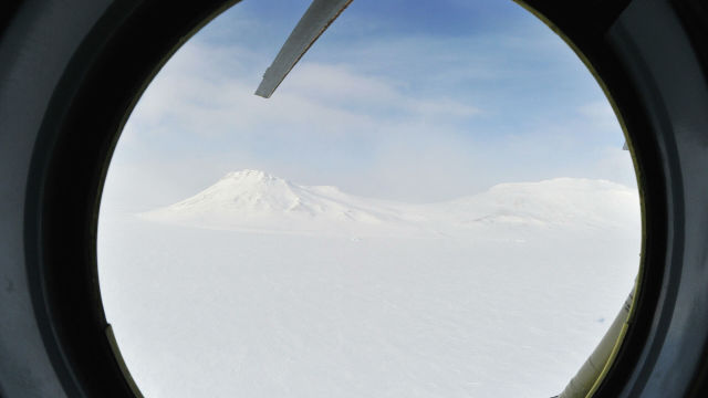 Вид из вертолета Ми-8 на архипелаг Земля Франца-Иосифа.