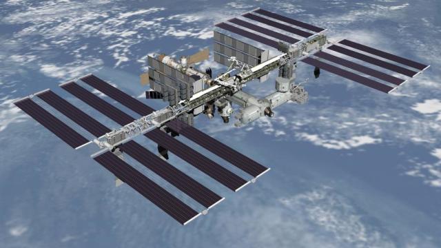 Вид Международной космической станции (МКС) с американского шаттла «Индевор»