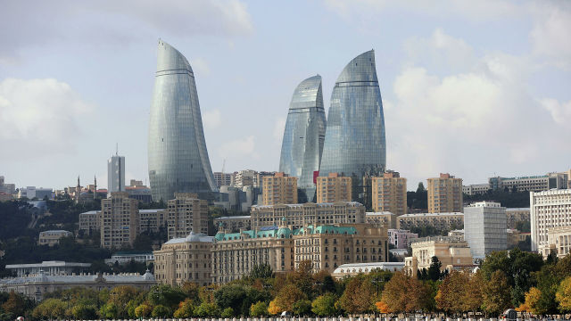 Вид на архитектурный комплекс "Башни Пламени" в Баку