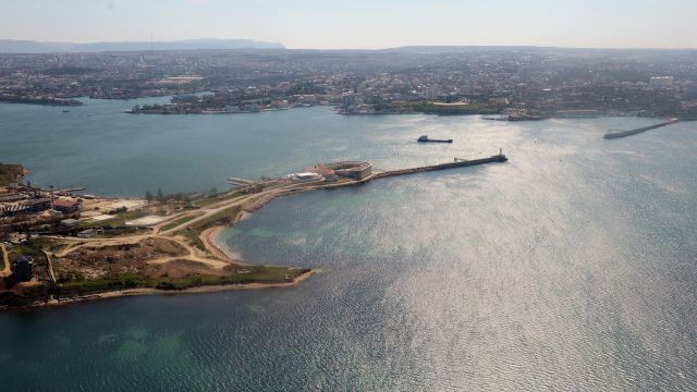 Вид на Константиновский форт и Севастопольскую бухту из вертолета