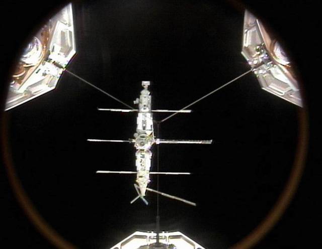 Вид на космическую станцию "Мир" с камеры челнока "Атлантис", 29 июня 1995 года