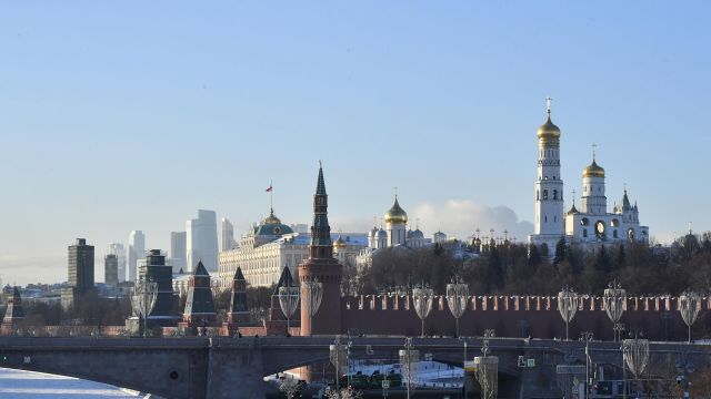 Вид на Кремль с Парящего моста в парке "Зарядье" в Москве