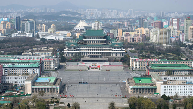 Вид на площадь Ким Ир Сена в Пхеньяне