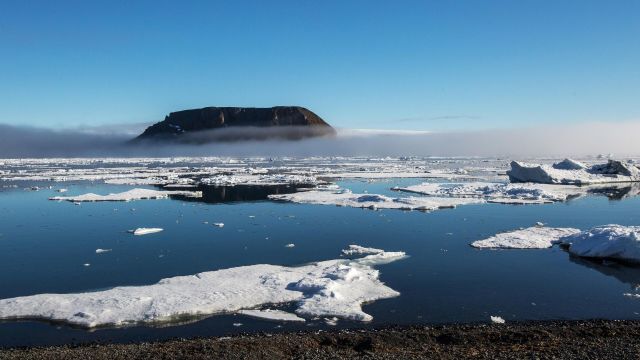 Вид на скалу "Рубини" с полярной станции "Бухта Тихая" на острове Гукера архипелага Земля Франца-Иосифа