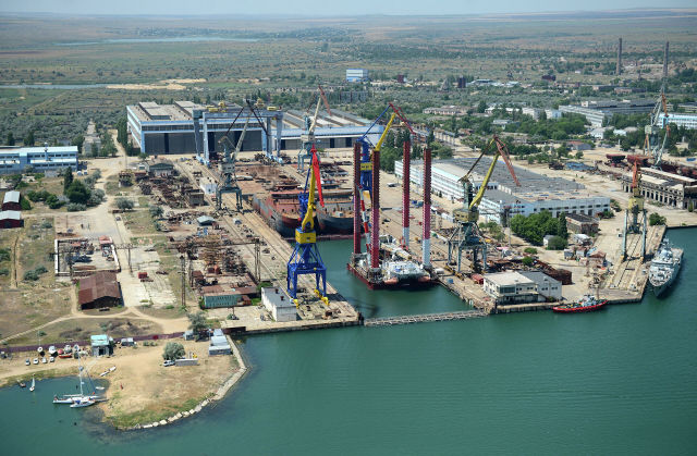 Вид на судостроительный завод "Залив" в Керчи