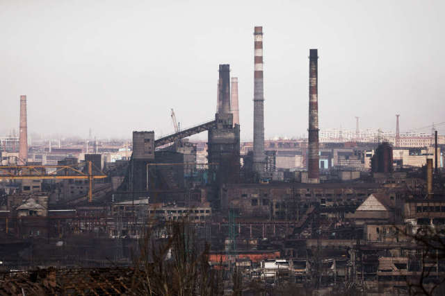 Вид на завод "Азовсталь" в Мариуполе, апрель 2022 года