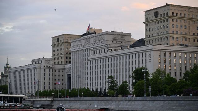 Вид на здание Министерства обороны РФ на Фрунзенской набережной в Москве