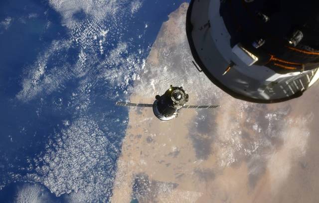 Вид с МКС на пилотируемый транспортный корабль "Союз МС-17" перед стыковкой к модулю "Рассвет"
