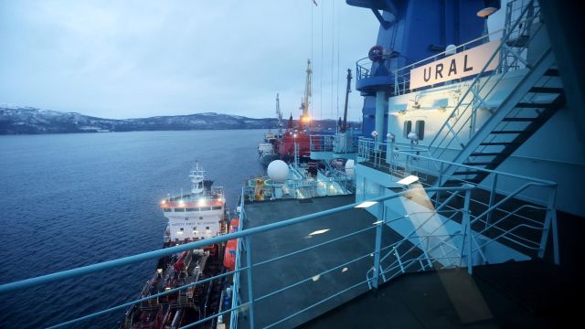 Вид с палубы атомного ледокола класса ЛК-60Я (проект 22220) "Урал" в порту Мурманска
