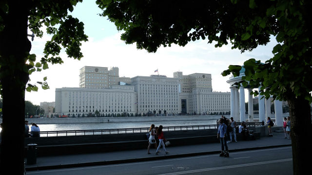 Вид с Пушкинской набережной в Парке Горького на здание министерства обороны РФ