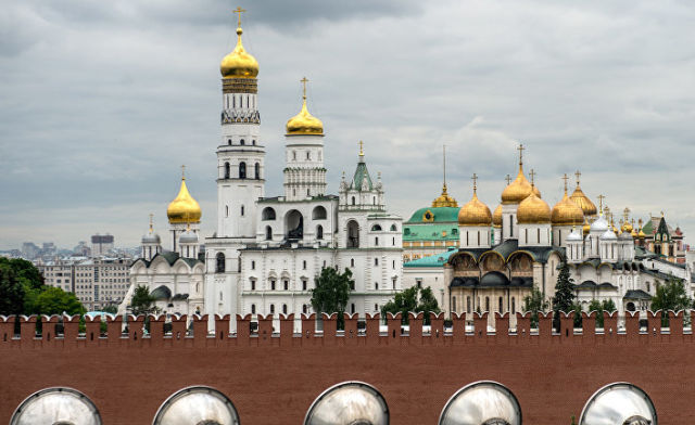 Вид на Благовещенский собор и Колокольню Ивана Великого в Москве