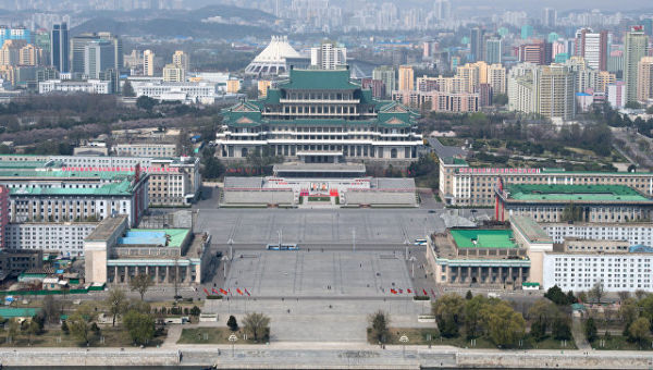 Вид на площадь Ким Ир Сена в Пхеньяне