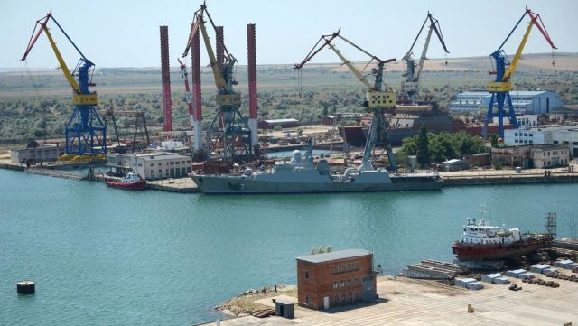 Вид на судостроительный завод "Залив" в Керчи