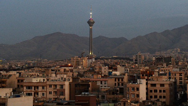Вид на телебашню Бордж-е Милад в Тегеране. Архивное фото