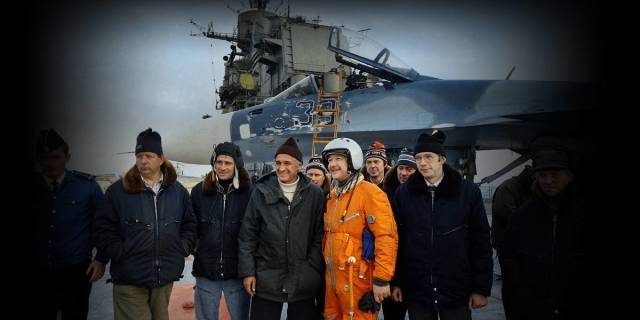 Виктор Пугачев (в центре) на палубе тяжелого авианесущего крейсера "Тбилиси", Севастополь, 1 ноября 1989 года