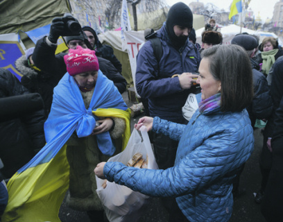 Виктория Нуланд, раздающая печенье в бунтующем Киеве в 2013 году, стала символом американского вмешательства в дела других стран. Фото Reuters