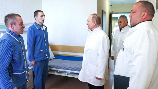 Владимир Путин и Сергей Шойгу посетили Центральный военный клинический госпиталь имени П.В.Мандрыка