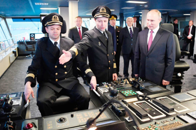 Владимир Путин осмотрел помещения нового неатомного ледокола, предназначенного для проводки судов в Финском заливе.