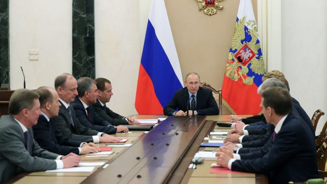 Владимир Путин проводит совещание с постоянными членами Совета безопасности