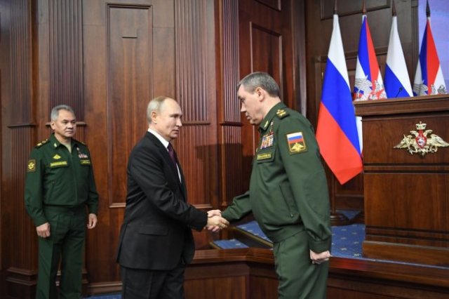 Владимир Путин с начальником Генштаба Валерием Герасимовым и министром обороны Сергеем Шойгу.