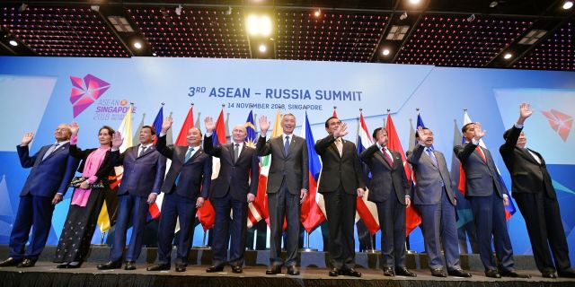 Владимир Путин во время совместного фотографирования глав делегаций государств-участников саммита АСЕАН