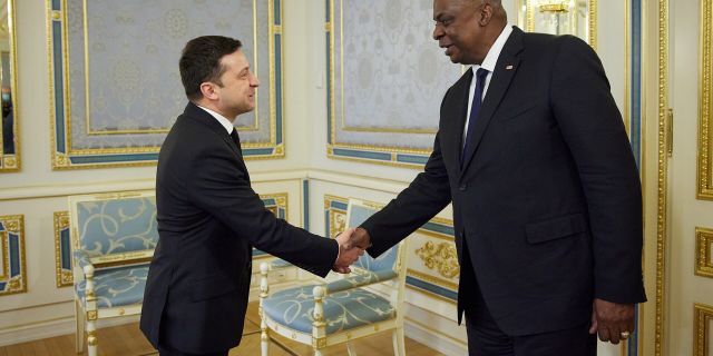 Владимир Украины Владимир Зеленский во время встречи с министром обороны США Ллойдом Остином в Киеве