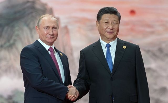 Владимир Путин и председатель КНР Си Цзиньпин перед заседанием Совета ШОС. 10 июня 2018