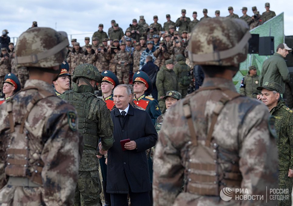 Владимир Путин на полевом смотре войск во время основного этапа военных ...