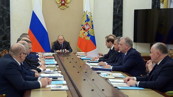 Владимир Путин на заседании Комиссии по вопросам военно-технического сотрудничества России с иностранными государствами. Архивное фото