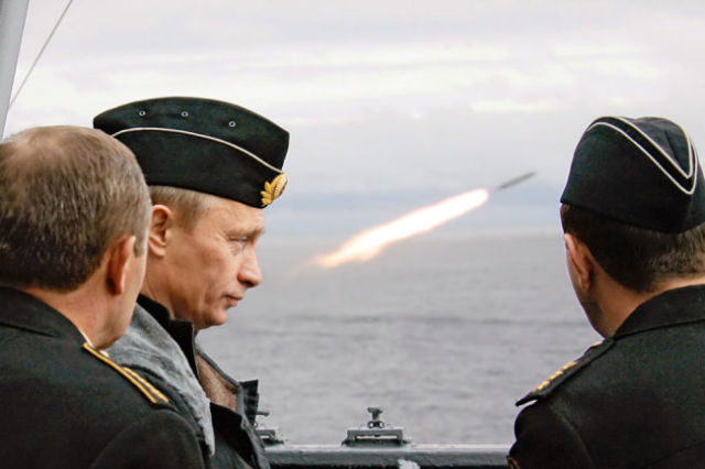 Владимир Путин наблюдает за учениями Северного флота в Баренцевом море 17.08.2005 года.