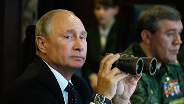 Владимир Путин во время инспекции учений Запад-2017. Архивное фото