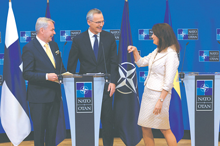 Влияние американских спецслужб направлено на расширение НАТО. Генсек альянса Йенс Столтенберг (в центре) приветствует лидеров Финляндии и Швеции в качестве новых членов. Фото Reuters