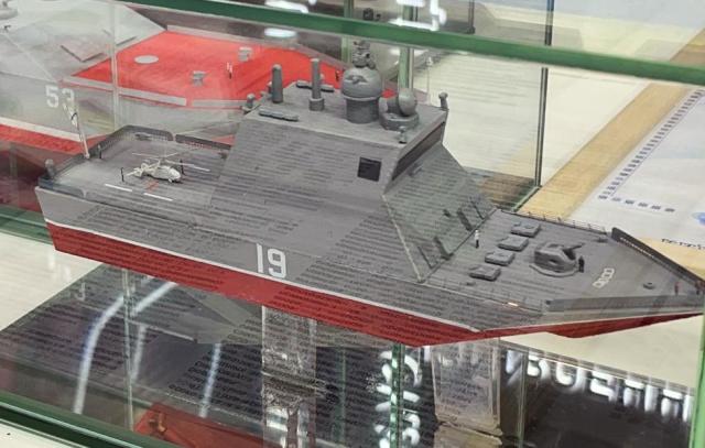 Модель гиперостойчивого планарного боевого корабля-ледокола