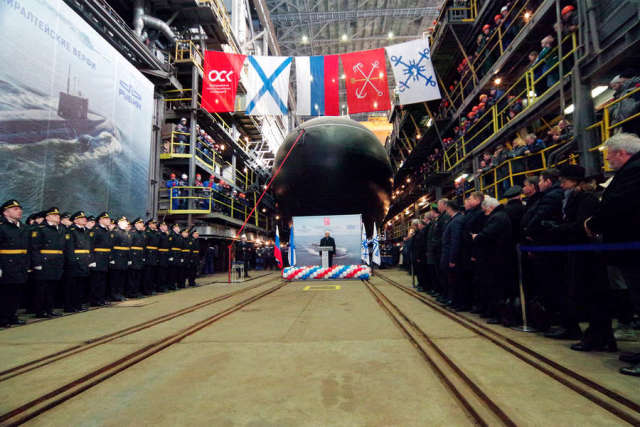 Во время торжественной церемонии спуска на воду дизель-электрической подводной лодки проекта 636 "Уфа" в Санкт-Петербурге, 31 марта 2022 года