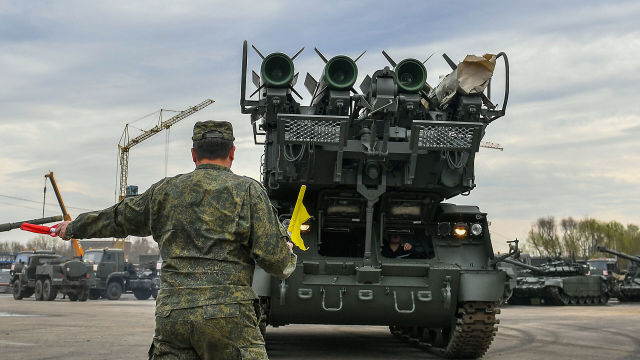Военная техника, которую доставили в Москву с полигона "Алабино" для участия в параде Победы на Красной площади 9 мая. В центре: зенитно-ракетный комплекс "Бук-М2"
