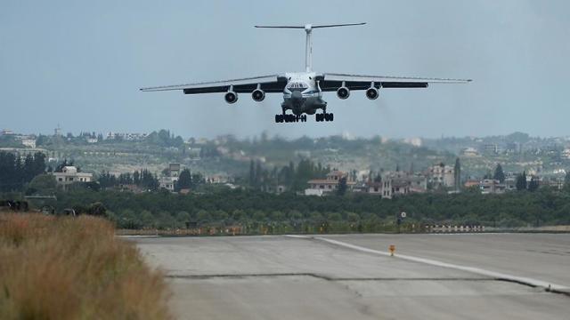 Военно-транспортный самолет Ил-76 ВКС РФ совершает посадку на авиабазе Хмеймим в Сирии