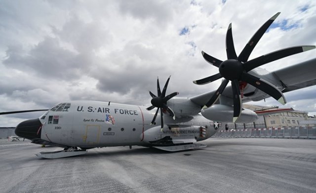 Военно-транспортный самолёт Lockheed C-130 Hercules, оборудованный лыжными шасси, в аэропорту Ле-Бурже