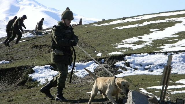 Военнослужащие 201-й российской военной базы в Таджикистане на полигоне Ляур