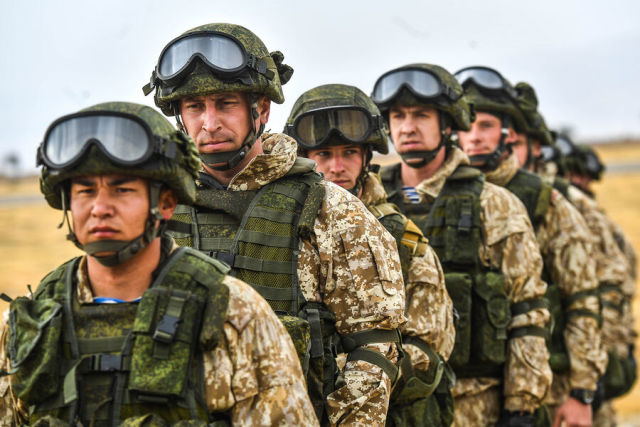 Военнослужащие 31-й десантно-штурмовой бригады ВДВ России во время тренировки в рамках учений коллективных сил ОДКБ