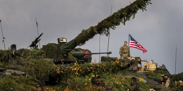 Военнослужащие армии США принимают участие в военных учениях НАТО на полигоне Пабраде, Литва. 26 октября 2022 года