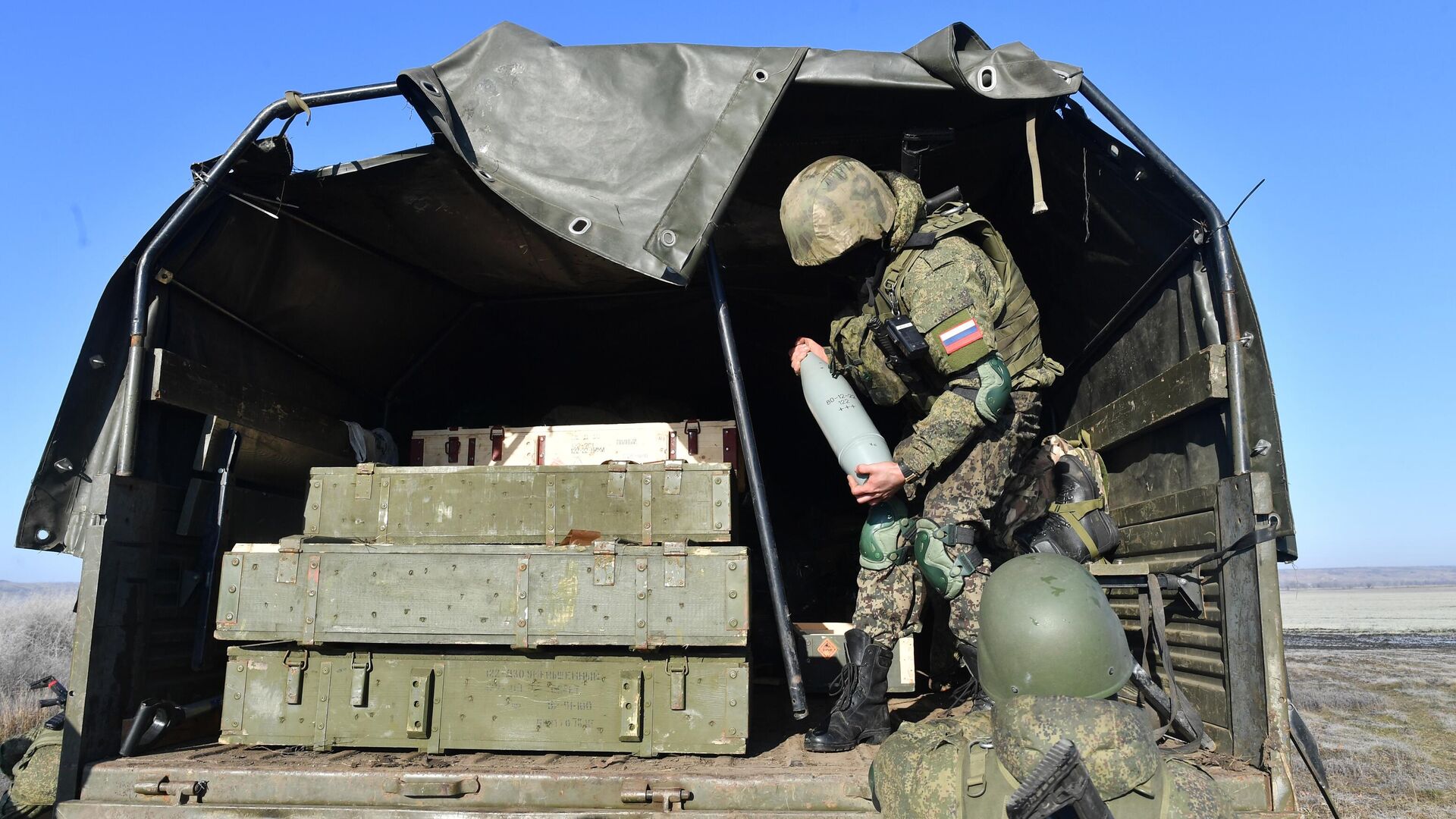 Военнослужащие артиллерийского расчета гаубицы Д-30 вооруженных сил РФ выгружают снаряды в зоне СВО. Архивное фото