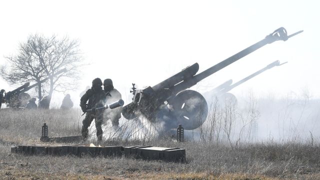 Военнослужащие артиллерийского расчета гаубицы вооруженных сил РФ работают по позициям ВСУ