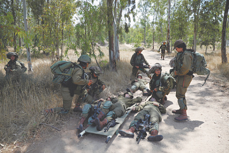 Военнослужащие ЦАХАЛ учатся оказанию первой помощи раненому. Фото Reuters