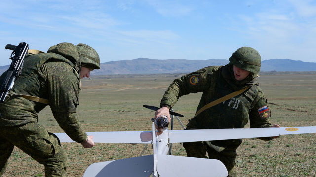 Военнослужащие готовят к полету беспилотный летательный аппарат (БЛА) во время учений